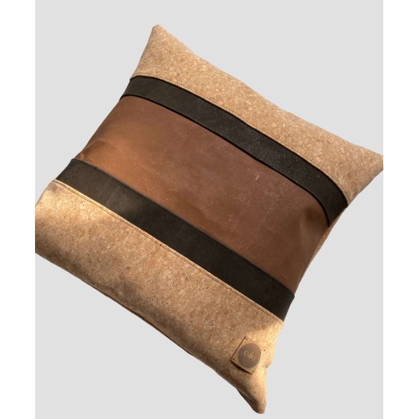 Eiki pude i kork, brune nuancer med 5 striber