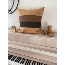 Eiki pude i kork, brune nuancer med 4 striber