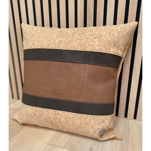 Eiki pude i kork, brune nuancer med 5 striber