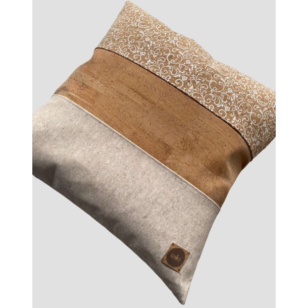 Eiki pude i kork, natur og hvide nuancer med 3 striber