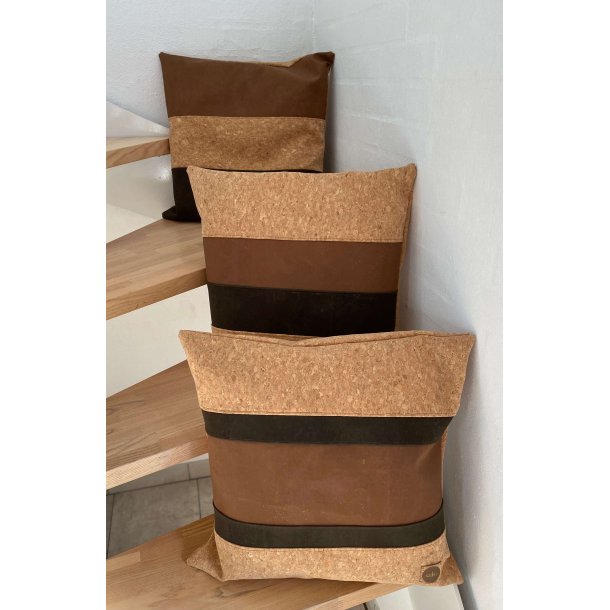 Eiki pude i kork, brune nuancer med 4 striber