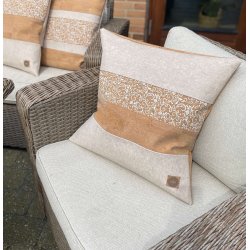 Eiki pude i kork, natur og hvide nuancer med 4 striber