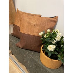 Eiki pude i kork, brune nuancer med 2 striber