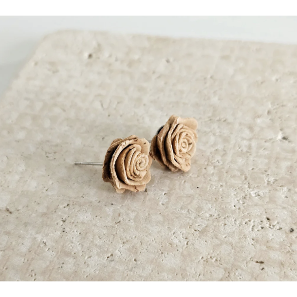 �reringe rustfrit st�l og med natur kork formet som roser