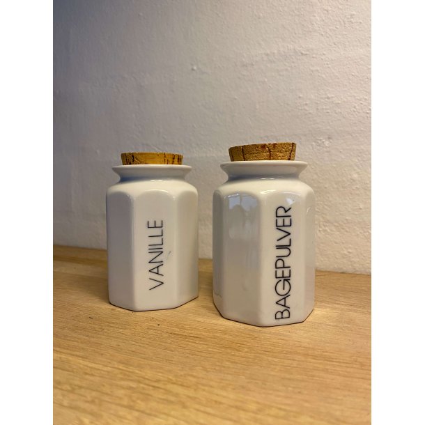 Retro krydderikrukker i hvide med korklg, 6-kantede, 2 stk.