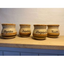 Retro krydderikrukker i keramik i brunlige farver med korklg, 4 stk.