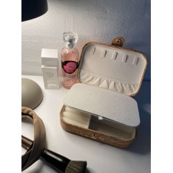 Smykkeskrin i kork med guldnister, aflang