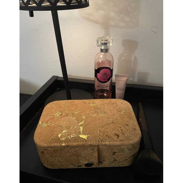 Smykkeskrin i kork med guldnister, aflang