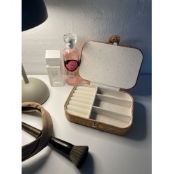 Smykkeskrin i kork med guldnister, aflang