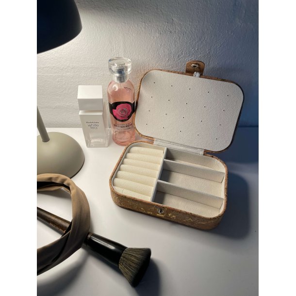 Smykkeskrin i kork med guldnister, aflang