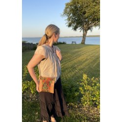 Lille skuldertaske i natur med blomsterm�nster