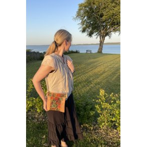 Lille skuldertaske i natur med blomsterm�nster