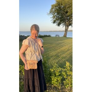 Lille taske i naturkork og med m�nster i bl�/r�d/guld/natur