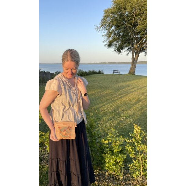 Lille taske i naturkork og med m�nster i bl�/r�d/guld/natur