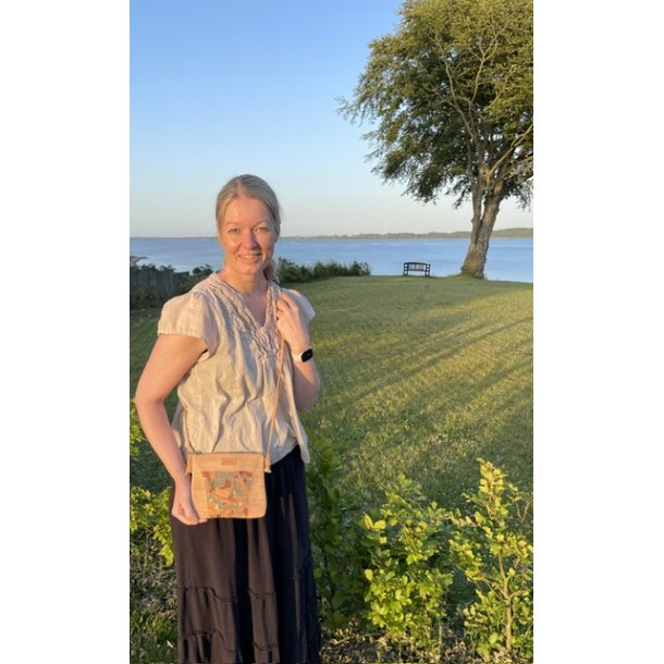 Lille taske i naturkork og med m�nster i bl�/r�d/guld/natur