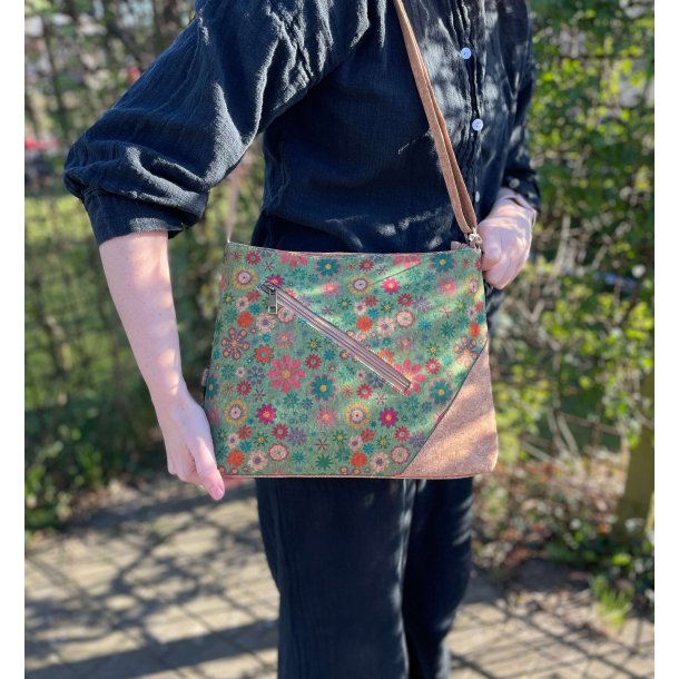 Taske i kork med grnligt blomstermotiv