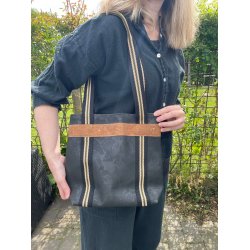 Skuldertaske i sort kork med stribet rem og m�rk naturkorkstribe