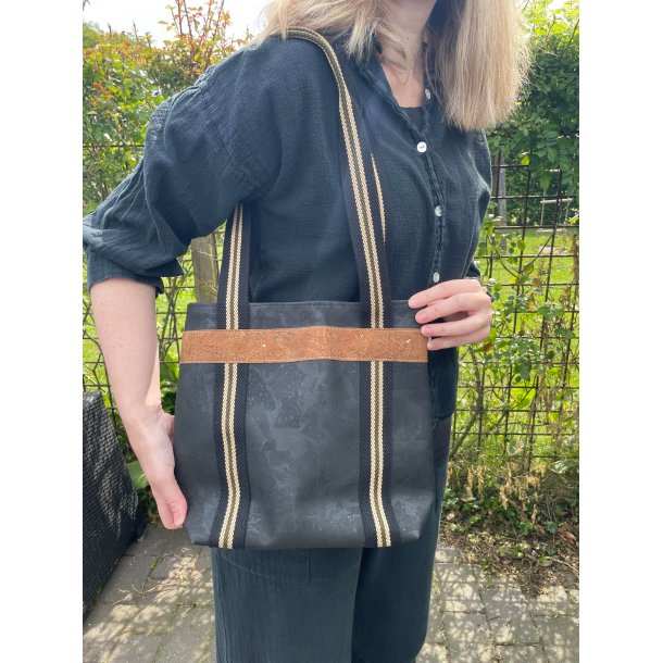 Skuldertaske i sort kork med stribet rem og m�rk naturkorkstribe