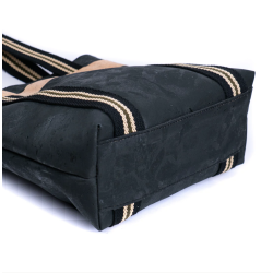 Skuldertaske i sort kork med stribet rem og m�rk naturkorkstribe