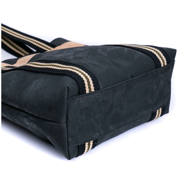 Skuldertaske i sort kork med stribet rem og m�rk naturkorkstribe