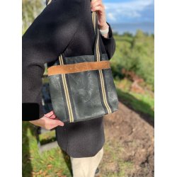 Skuldertaske i sort kork med stribet rem og m�rk naturkorkstribe