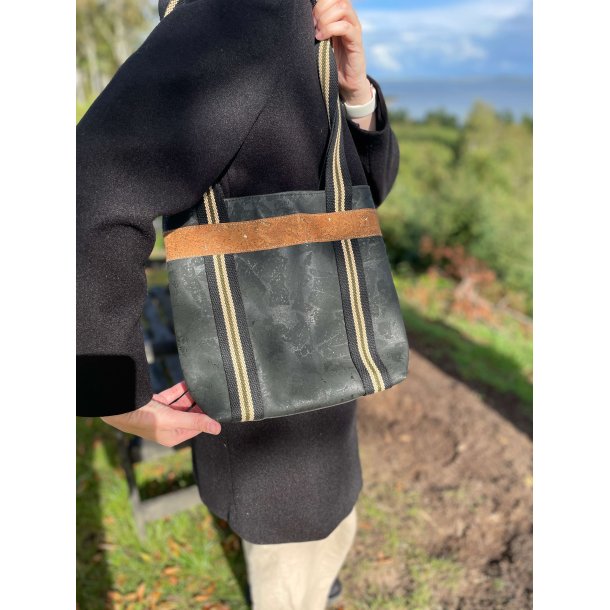 Skuldertaske i sort kork med stribet rem og m�rk naturkorkstribe