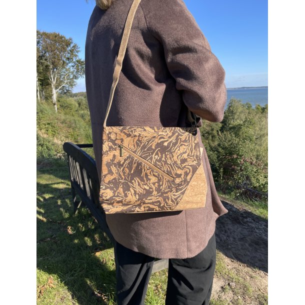 Taske i naturkork med natur/brun mnster