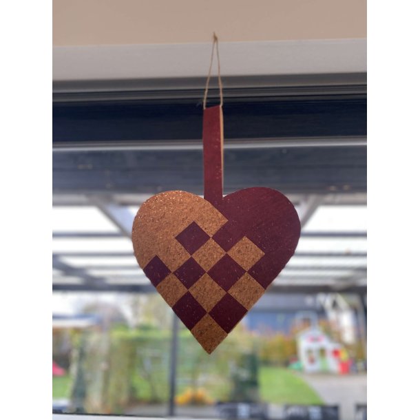 LAVES P BESTILLING: Eiki kmpe flettet julehjerte i korkpapir