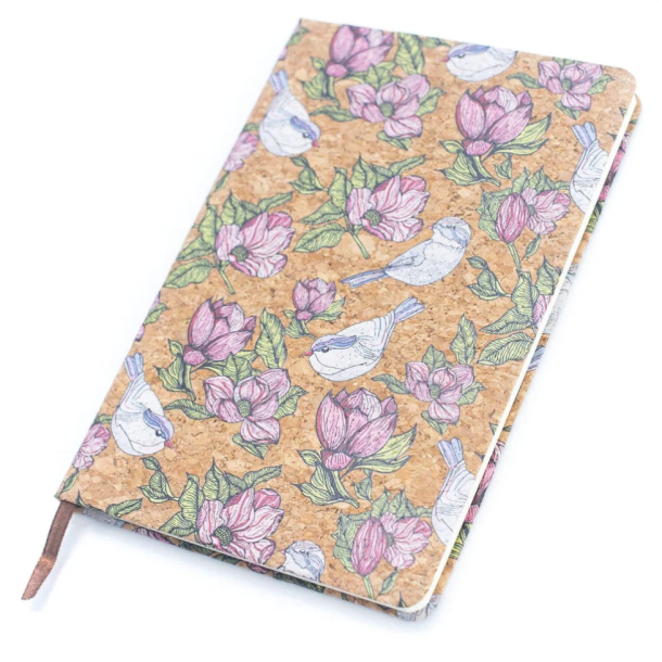 Notesbog i kork med m�nster af lilla blomster og fugle