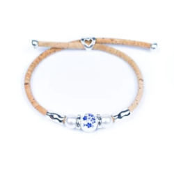 Armbnd i kork med bl blomsterperle i keramik