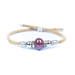 Armb�nd i kork med bordeaux perle
