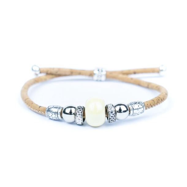 Armb�nd i kork med hvid perle