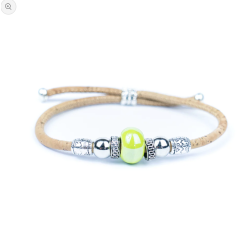 Armb�nd i kork med lysegr�n perle