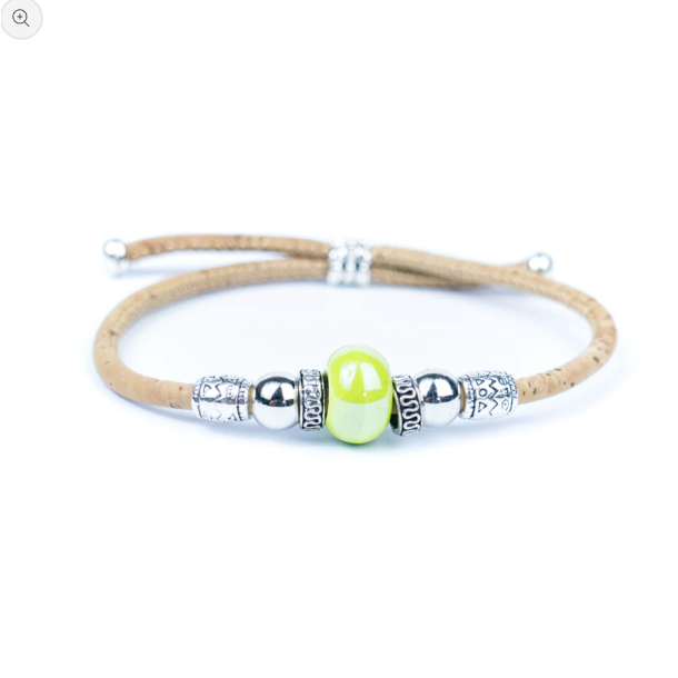 Armb�nd i kork med lysegr�n perle