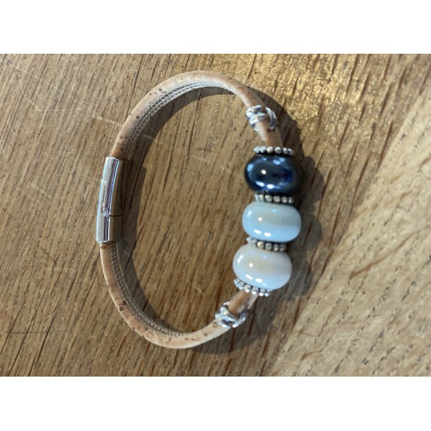 Armb�nd i naturkork med perler i bl� nuancer