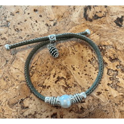 Armbnd i kakigrn med perle