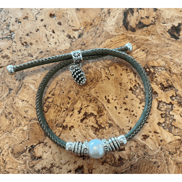 Armbnd i kakigrn med perle