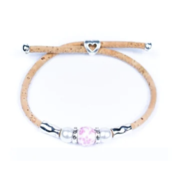 Armbnd i kork med lyserd blomsterperle i keramik