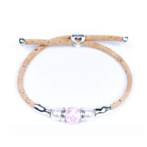 Armbnd i kork med lyserd blomsterperle i keramik