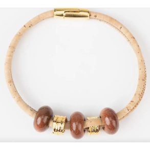 Armbnd i naturkork med brun keramik og gyldne perler