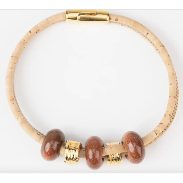 Armbnd i naturkork med brun keramik og gyldne perler