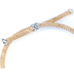 Armb�nd i kork med m�rker�d perle