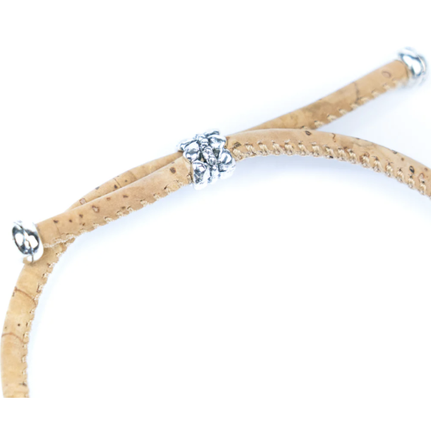 Armb�nd i kork med m�rker�d perle