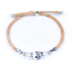 Armbnd i kork med mrkebl blomsterperle i keramik