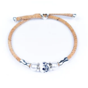 Armbnd i kork med mrkebl blomsterperle i keramik