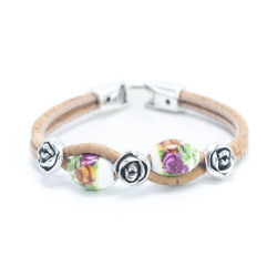 Armbnd i kork med hvide perler pyntet med mrkerosa blomster