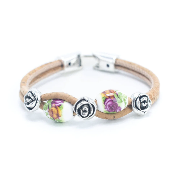 Armbnd i kork med hvide perler pyntet med mrkerosa blomster