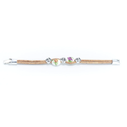 Armbnd i kork med hvide perler pyntet med mrkerosa blomster