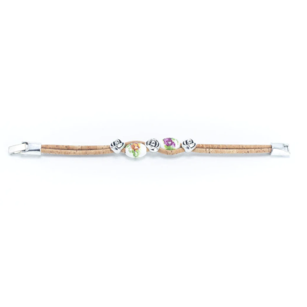 Armbnd i kork med hvide perler pyntet med mrkerosa blomster