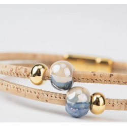 Armbnd i naturkork med bl keramik og gyldne perler